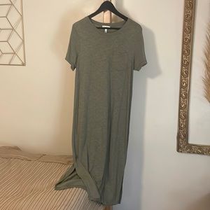 4 for $20! Bundle 4 items w/this title and offer $20!Jessica Simpson dress